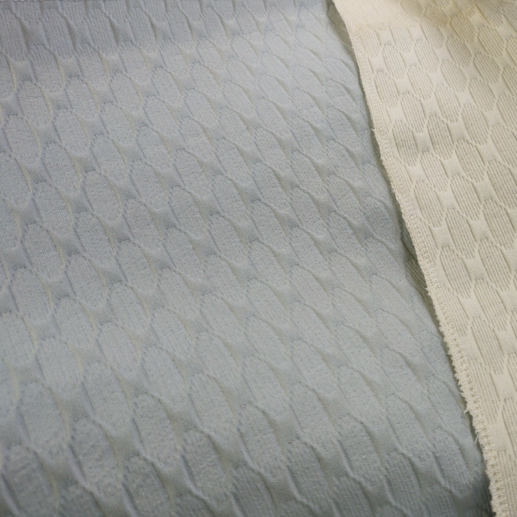 现货立体浮雕肌理凹凸纯色涤棉几何格子提花布高经密女装短裤面料