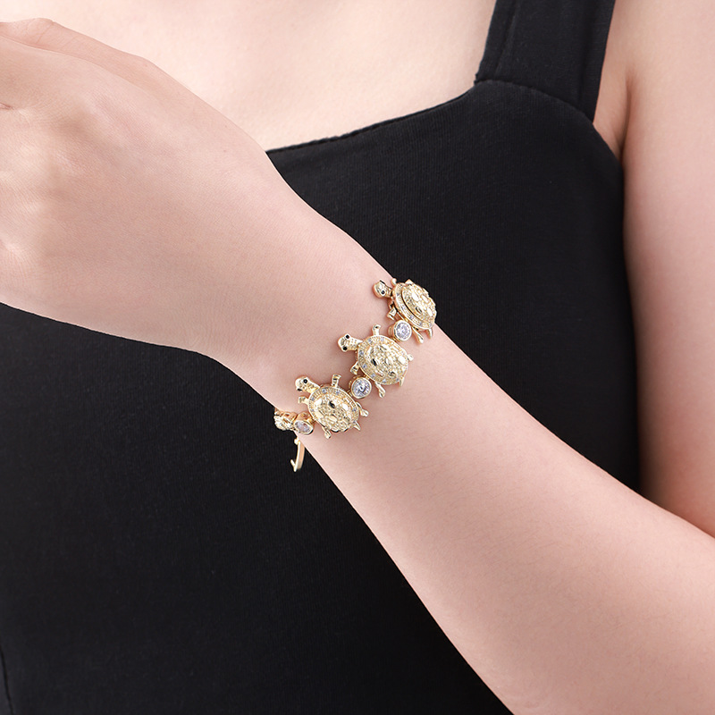 Xuping aleación de cobre chapado 14k comercio exterior transfronterizo de Europa y Estados Unidos incrustado con zircon tres nichos de tortuga pulseras de lujo ligeras