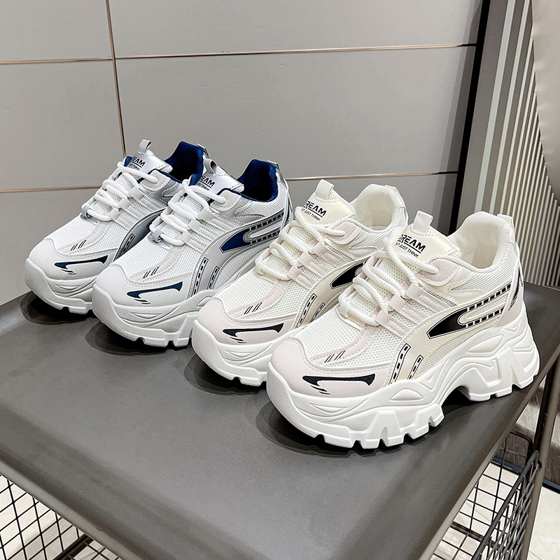 2025 nuevos zapatos de mujer de otoño de malla aumentan la altura de los zapatos deportivos pequeños de la explosión de zapatos de suela gruesa en línea super caliente