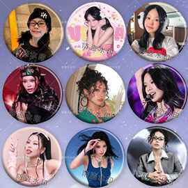 万妮达演唱会粉丝应援物料周边吧唧镭射徽章痛包挂件胸针生日礼物