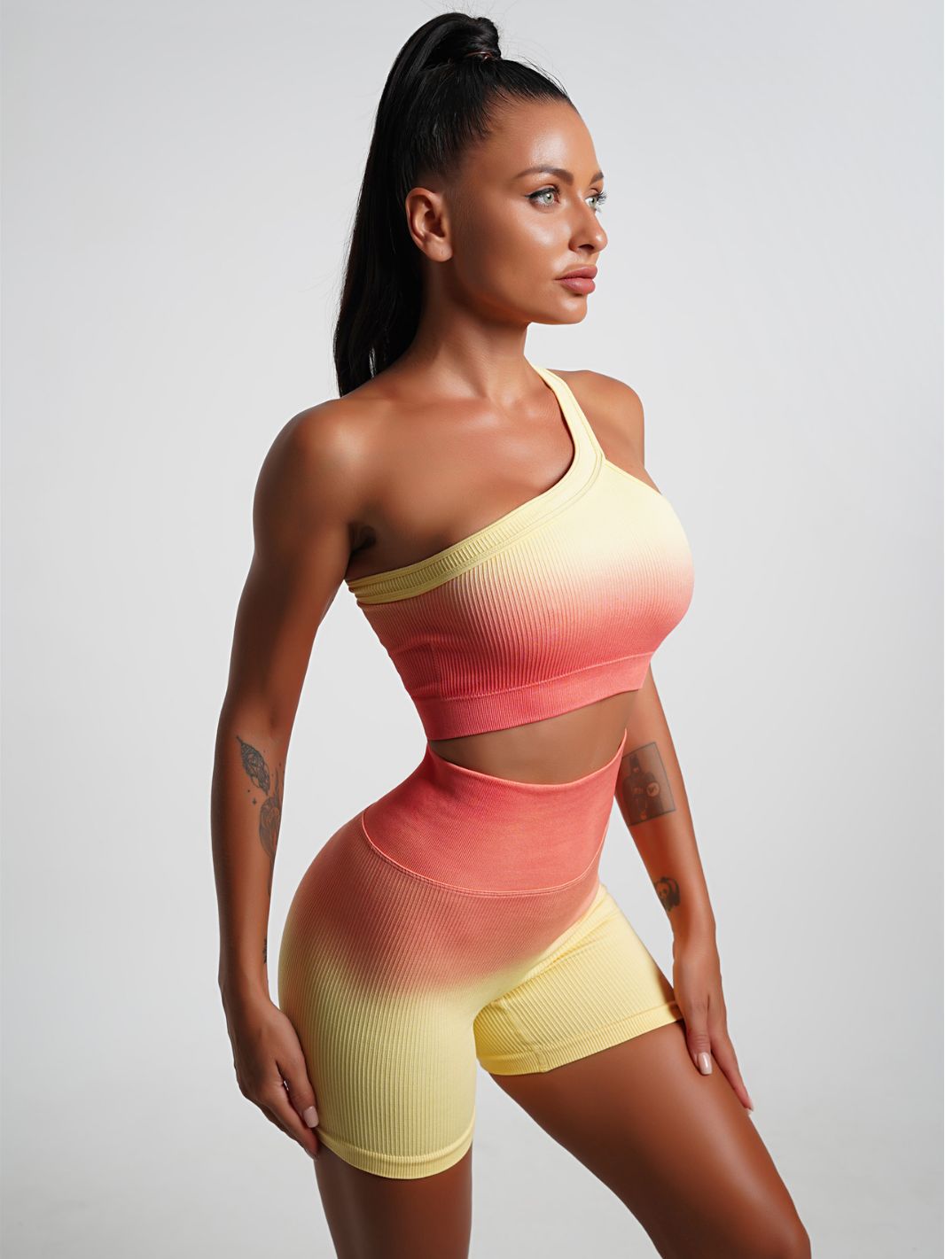Conjunto de Dos Piezas para Mujer, Verano 2025, Estilo Europeo y Americano, Camiseta de Yoga Degradada de Manga Corta, Pantalones Cortos Deportivos Ajustados, Elásticos y que Dejan al Descubierto el Abdomen