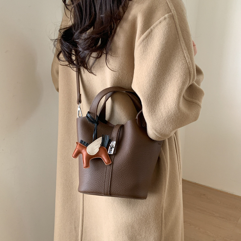 High-Quality Satchel Vegetable Basket Bag 2025 Winter New Style Simple Casual Bucket Bag Women's Korean Style Single Shoulder Crossbody Bag