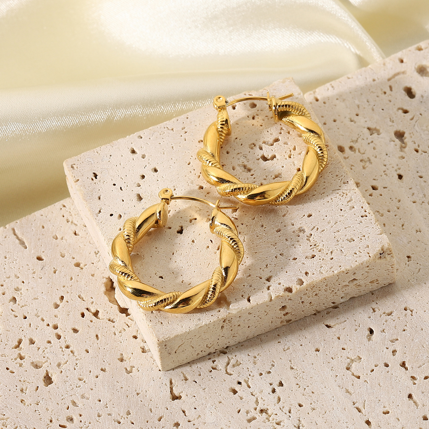 Gold-plated Stainless Steel Bread Pattern Double-strand Hemp Wreath Hoop Earrings display picture 1
