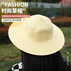 大きな麦わら帽子の農民は屋外で旅行して日よけ帽子をかぶっています。