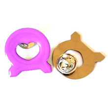 情人节礼品纪念章制造 五金冲压镂空爱心徽章 丝印滴胶金属胸针