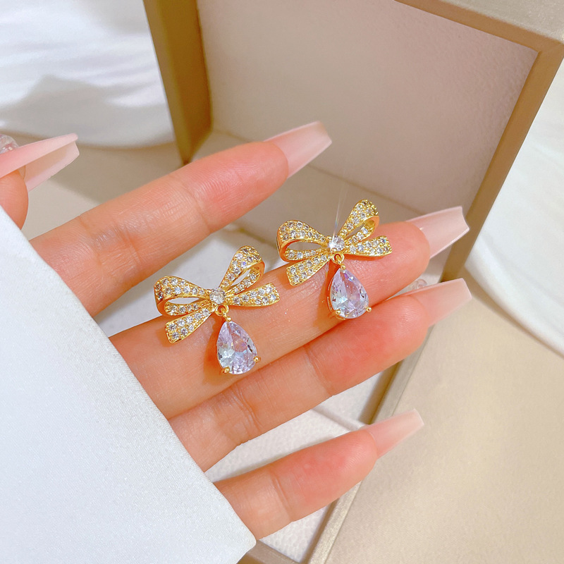 Set collana e orecchini a goccia con farfalla gioielli lusso_voghion.com