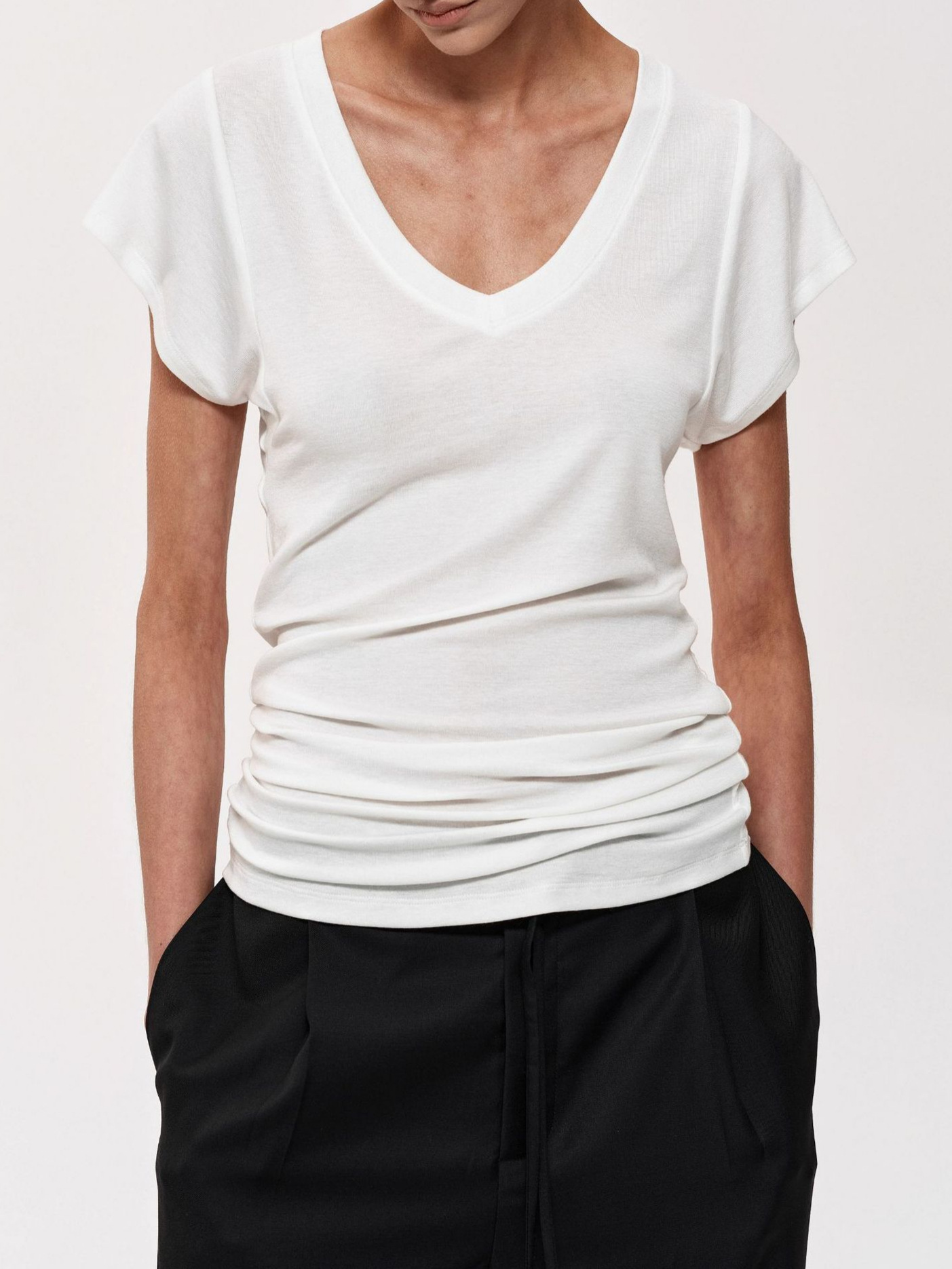 スポットテンセルウール品質ハイエンドシンプルスタッキングデザイン大きめVネック半袖Tシャツスリム鎖骨露出トップス