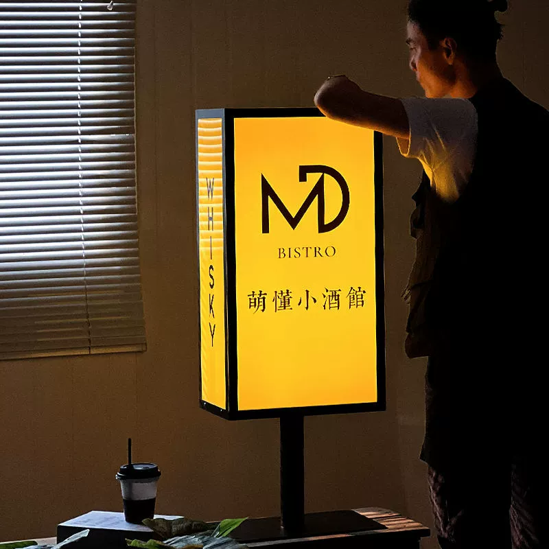 Продавцы Etsy специализируются на светодиодных световых коробах для баров и бистро с теплой атмосферой, небольших световых вывесках и настольных световых коробах для кафе.