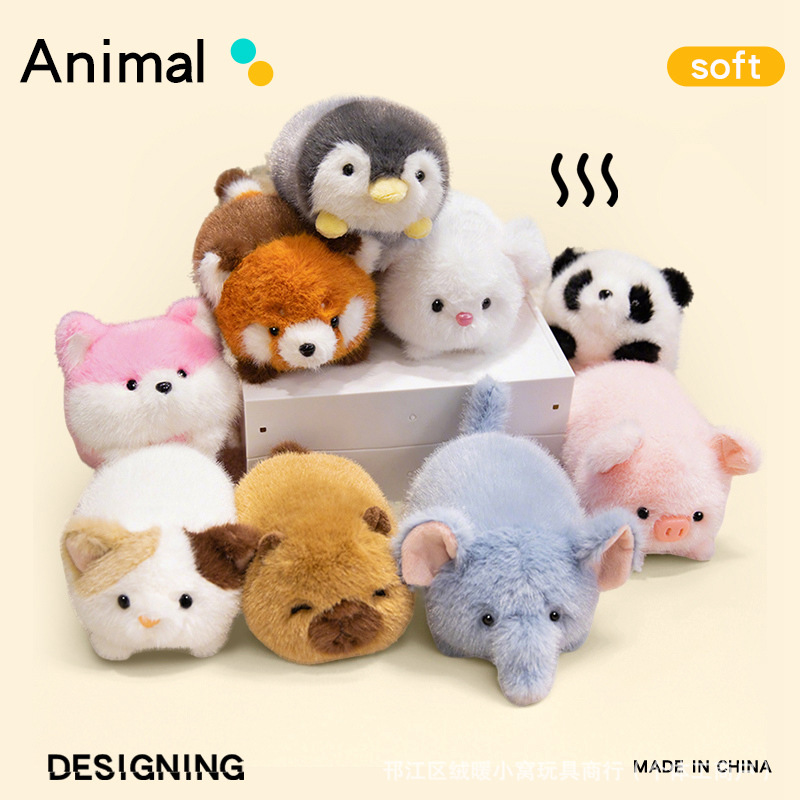 Pingüino, panda, muñeca, mapache, elefante, gato, conejo, mesa de juguetes de peluche con muñecas de tamaño pequeño