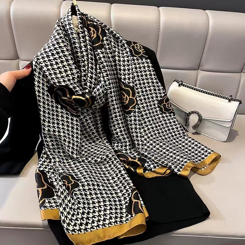 Verano famoso bufanda de seda de mora de alta gama chal alargado impreso de las mujeres desgaste exterior bufanda de seda artificial Toalla de playa protección solar