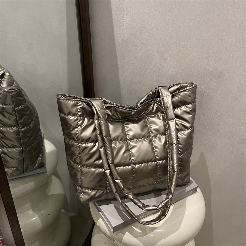 Europa y América retro bolsas de gran capacidad otoño y invierno nuevo estilo cuadrado bolsas de hombro de algodón plumón temperamento simple bolsas de mano