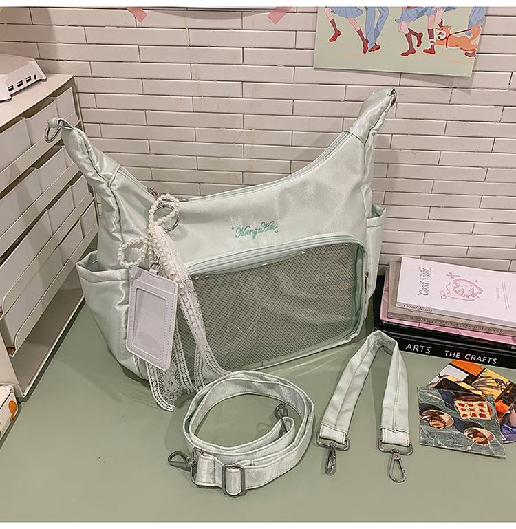 펜던트가 달린 그린