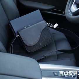 D奥新款提花和粒面小牛皮马鞍单肩斜挎包邮差翻盖包图片实拍