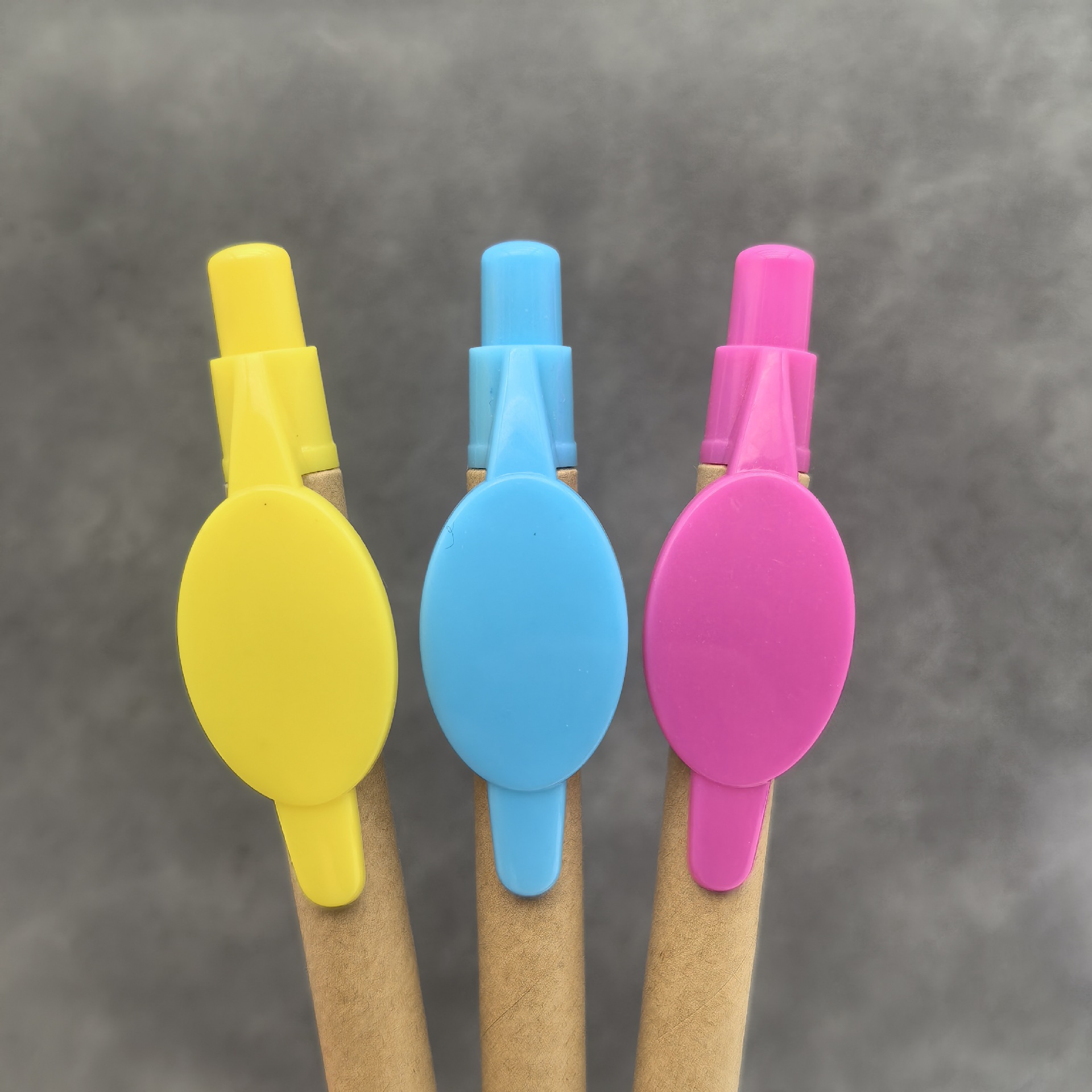 Nuevo lápiz oval de clip de papel puede personalizar códigos QR publicitarios lápiz nuevo gancho pulsar lápiz de bola de tubo de papel