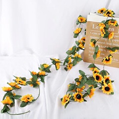 ヒマワリの花藤の造花のシミュレーション花の客間のエアコンの水道管はつるの屋外の結婚式の装飾の太陽の花藤を巻きます。