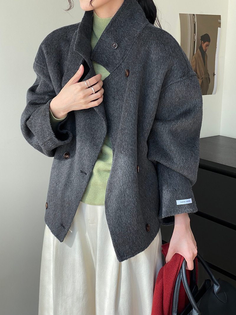 짙은 회색