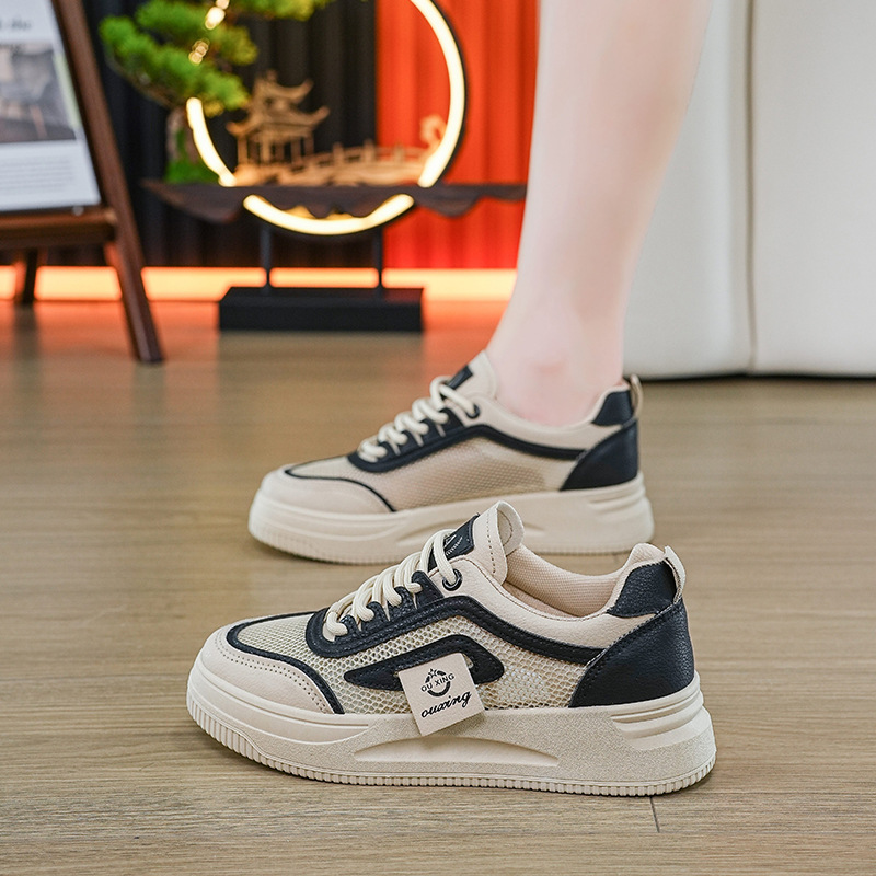 Zapatos blancos transpirables de malla para mujeres 2025, nuevos zapatos deportivos casuales de verano de moda nacional, zapatos de altura de suela gruesa