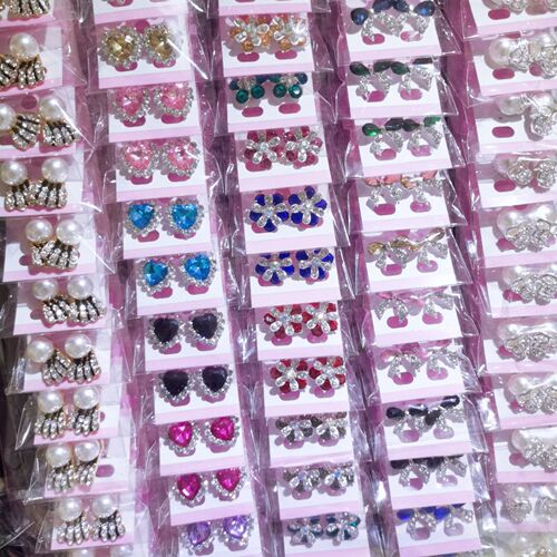 Japanese and Korean new color crystal earrings for women 2 yuan store rhinestone earrings street stall supply wholesale versatile accessories