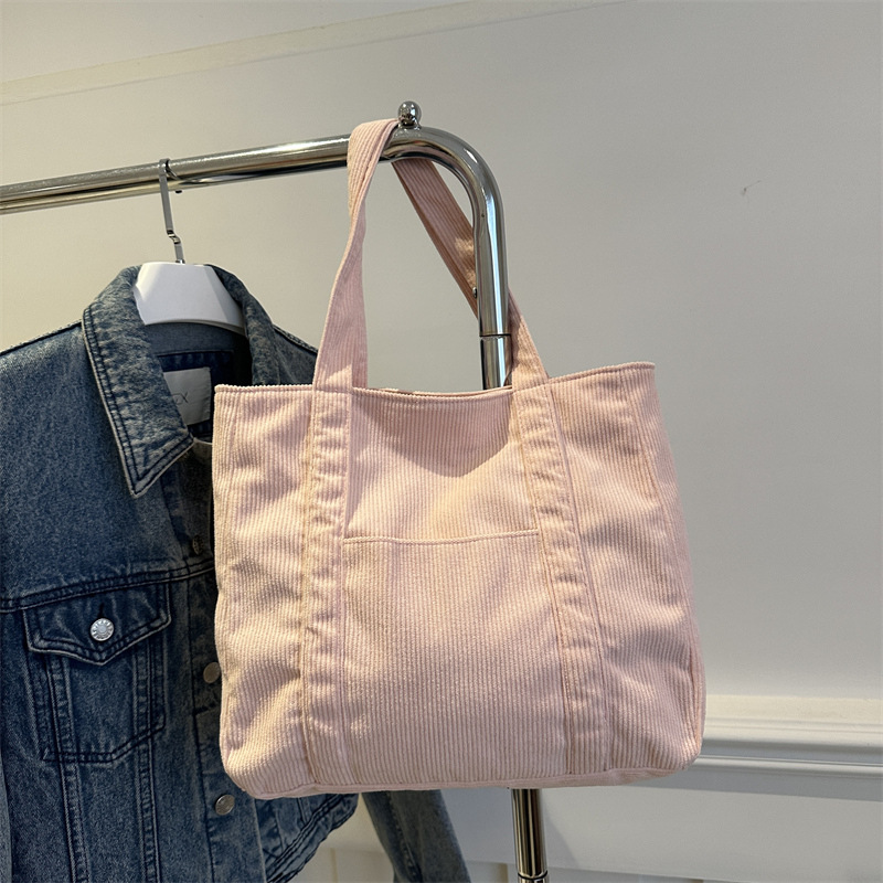 Este año, la popularidad de la bolsa simple, la bolsa de brazo de gran capacidad, la nueva bolsa de primavera y verano, la bolsa de mujer, la bolsa de hombro.