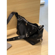 街头潮流水桶包2025秋时尚单肩斜挎甜酷辣妹朋克风机车小众腋下包