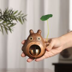 工場直売の胡桃木の竜猫のドアベルの創意的な磁気は実木の彫刻の入門の装飾のかわいい竜猫のドアベルを吸います。