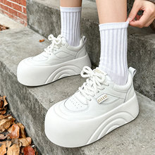 韩系厚底增高仿皮面包鞋女2025新款超轻轮胎底小白鞋娃娃头休闲鞋