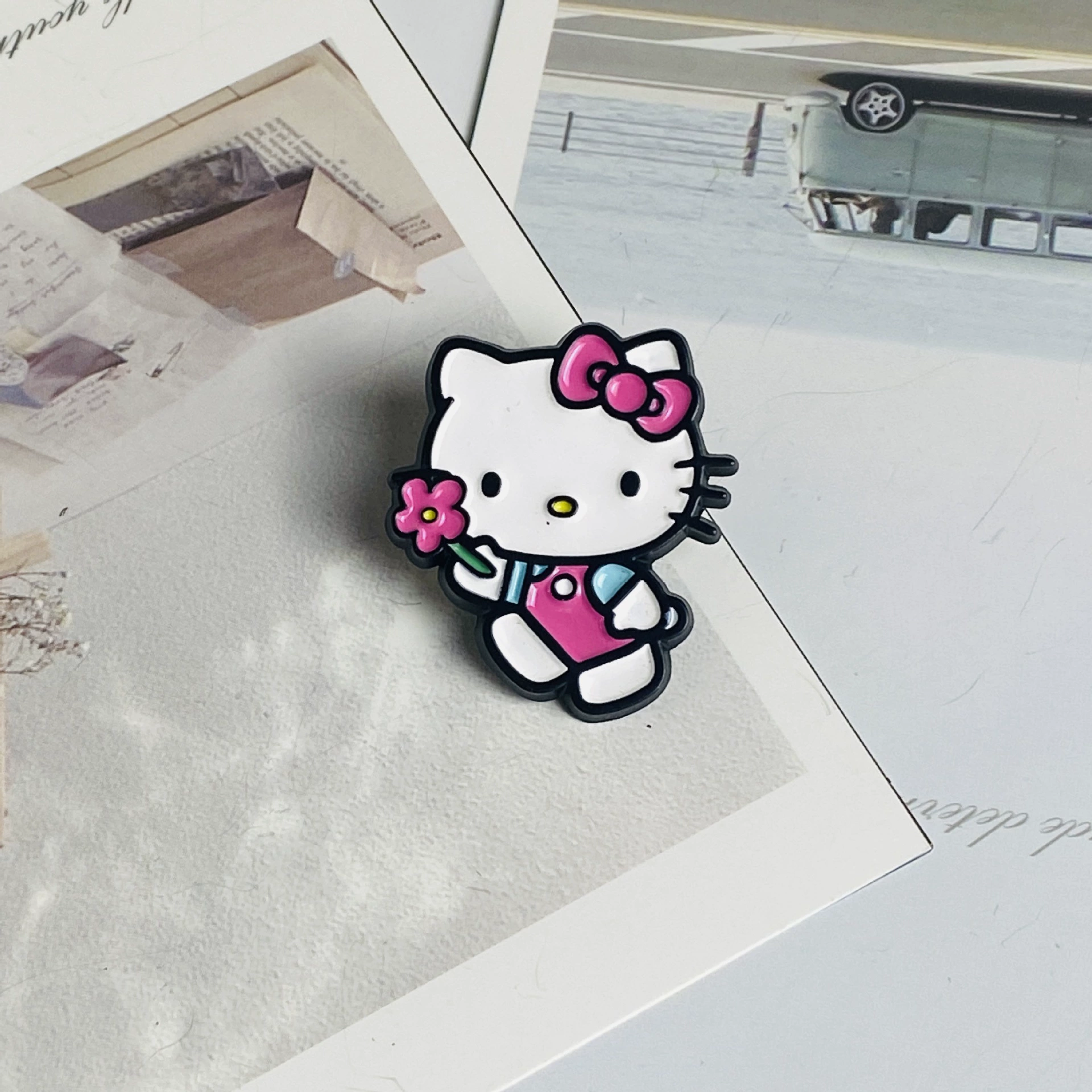 Металлическая брошь Hello Kitty, мультяшный значок из металла с эмалевым эффектом, разные цвета