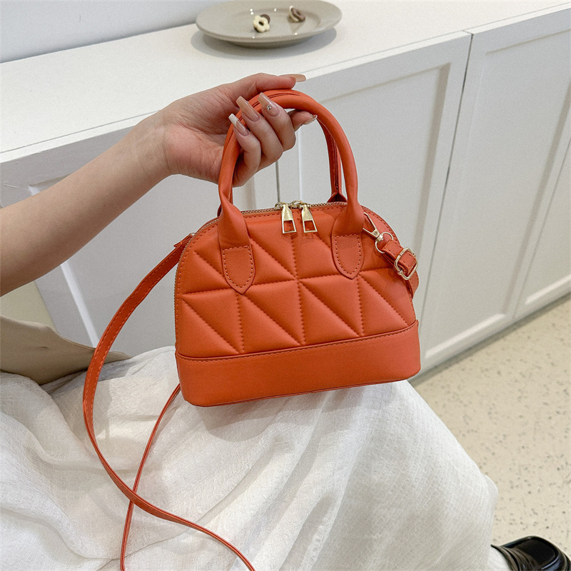 Trendige, gesteppte Handtasche mit Prägung – Frühjahr 2023: Modische Umhängetasche für Damen_voghion.com