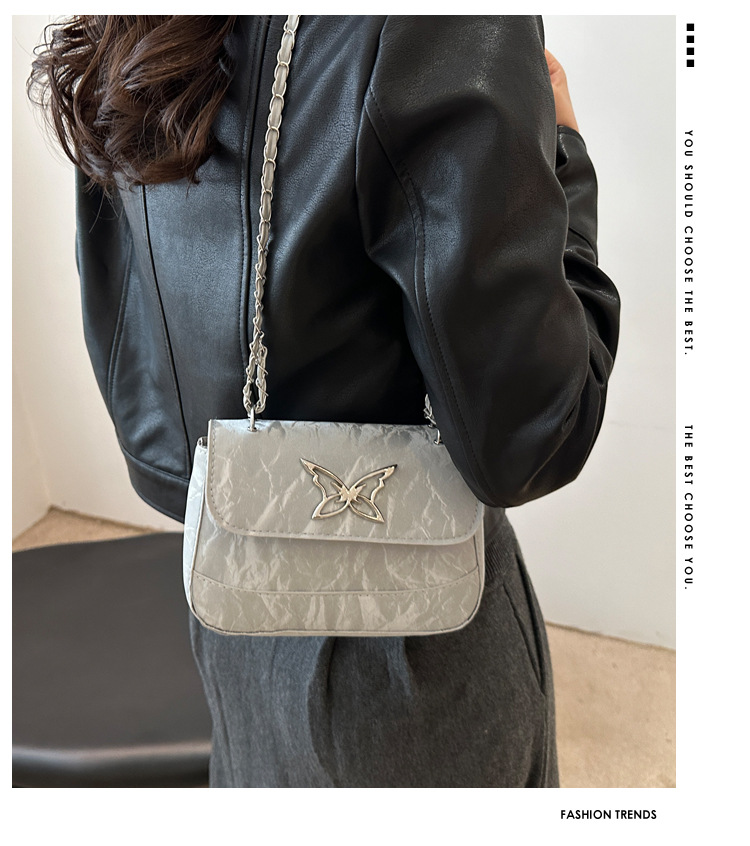This is a trendy, casual, fashionable and simple crossbody bag for women with a niche design in the autumn of 2024 details Picture
