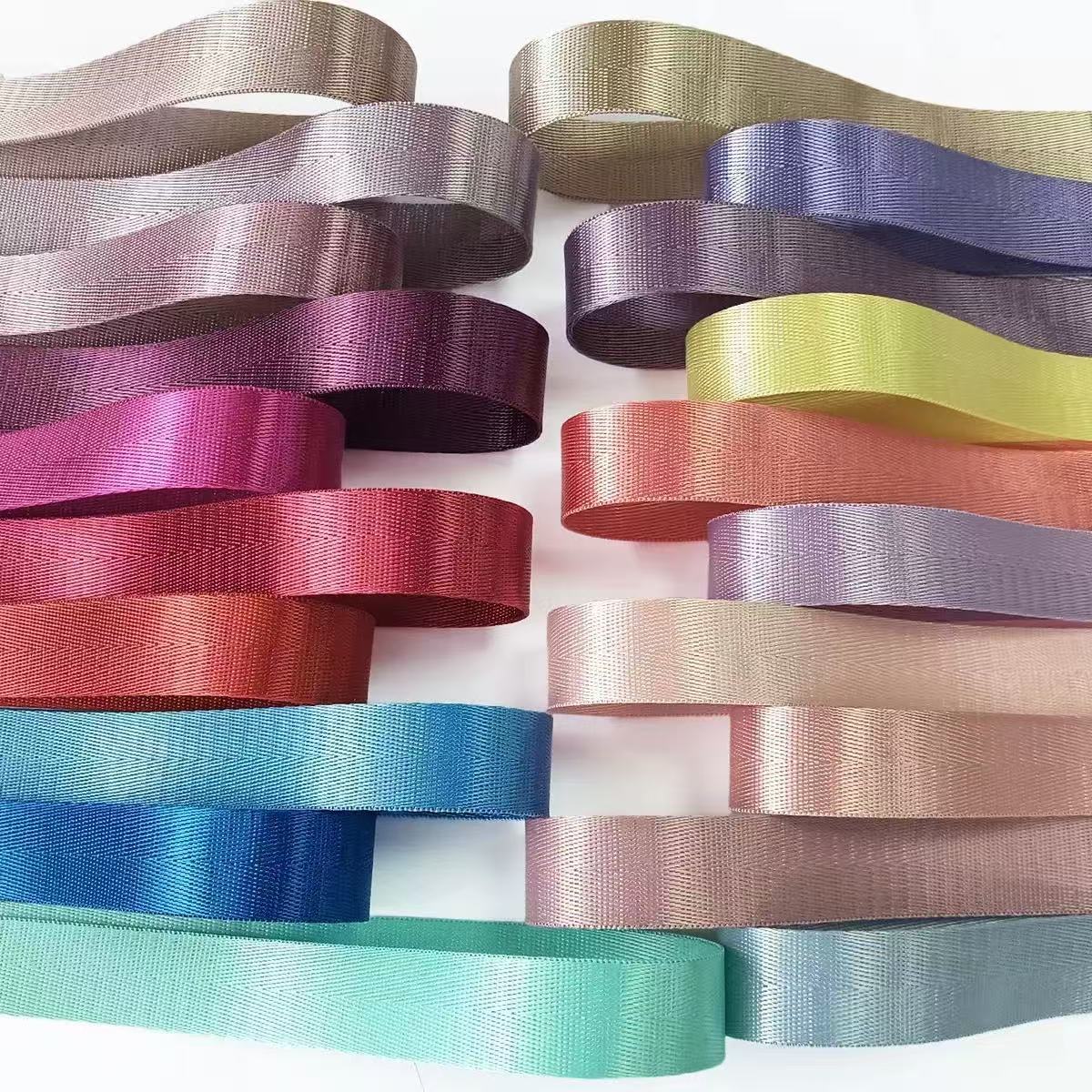 Stock disponible del fabricante de cintas de nylon espesadas de colores, accesorios textiles, correas para mochilas, cintas de imitación de nylon con diseño de espiga.