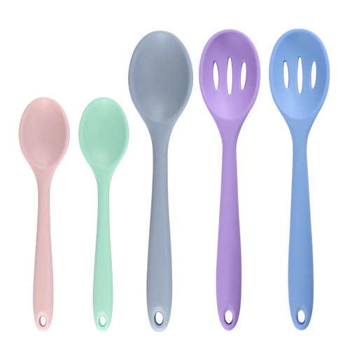 The leaky silicone spoon can change the size of the spoon, stir and season the salad, and can be used as an all-in-one all-inclusive kitchen utensil in Nordic color