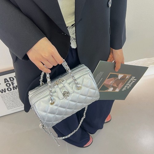 New Chanel-style Camellia Pattern Grommet Chain Bag for Women, Fashionable and Versatile Shoulder or Crossbody Bag with a Sense of Elegance, Pillow Bag