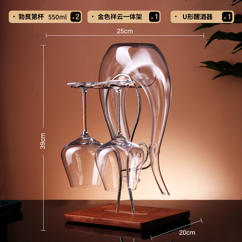 軽くて豪華な風の金色の酒の箱はワインの棚を飾ってワインの棚のワインの杯の棚を並べます。|undefined