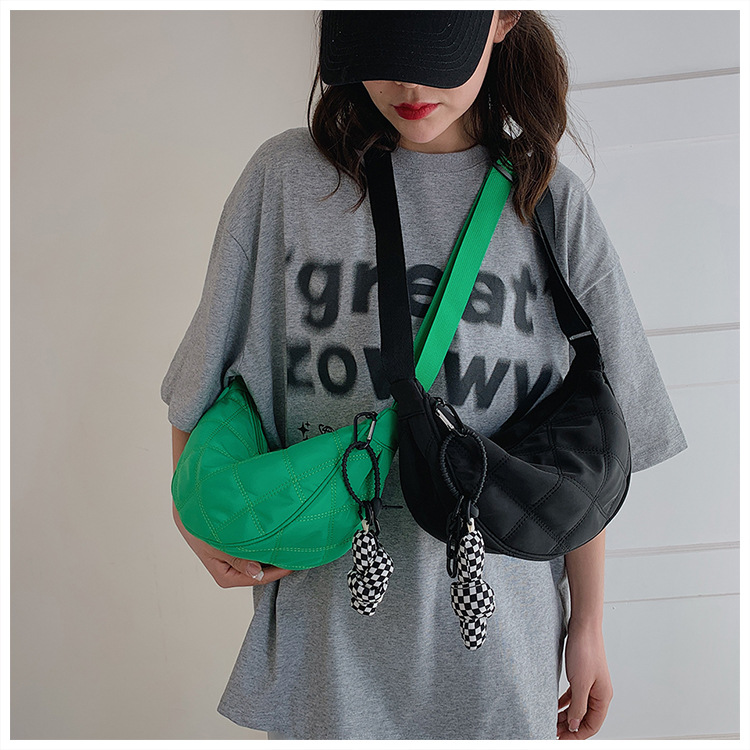 Women's Medium Oxford Cloth Solid Color Streetwear Dumpling Shape Zipper Messenger Bag display picture 3