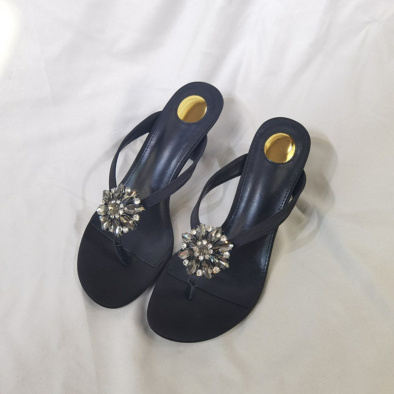 2025 New Black Flip-Flop With Rhinestone Flowers High Heels European And American Style Toe-Post Sandals Retro Women's_vogvips.com
