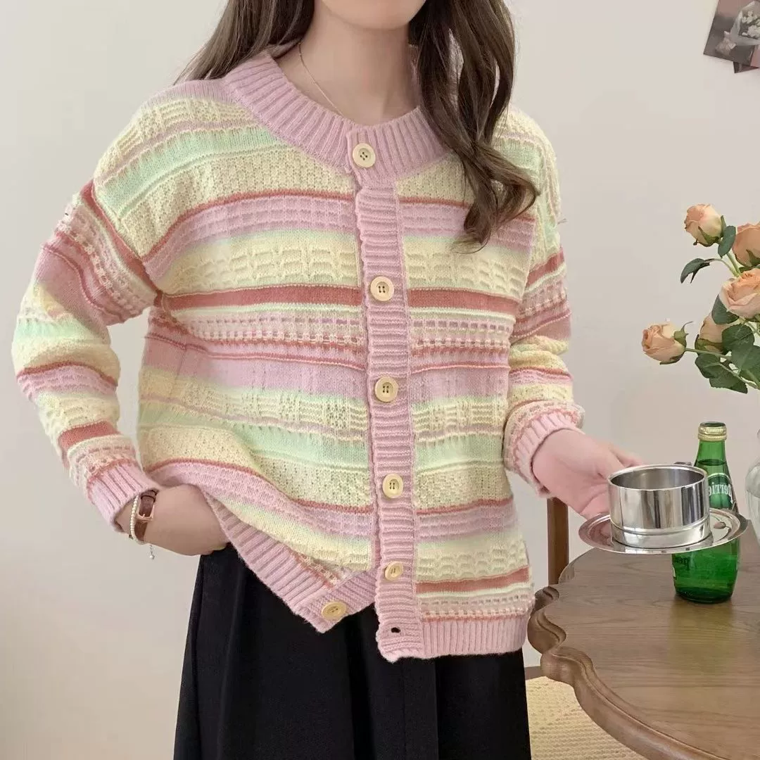 2023 Свитер в полоску для кремового торта Женский осенне-зимний вязаный свитер с дизайном Топ Тяжелая промышленность Маленький свежий корейский цвет Сращивание