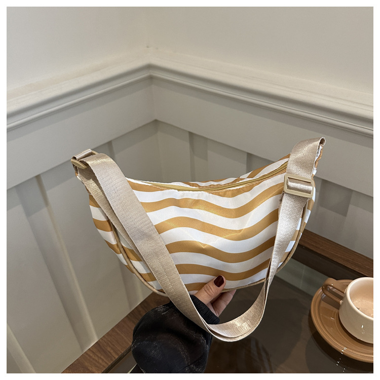 2025 Korean-style laid-back crossbody bag new versatile commuting dumpling bag, large-capacity commuting single-shoulder bag for women undefined