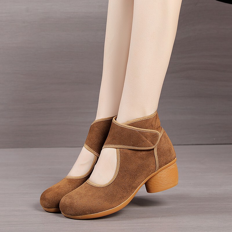 Popular versatile lightweight casual mom shoes, 2025 autumn and winter new Chinese style square dance shoes, soft-soled dancing shoes