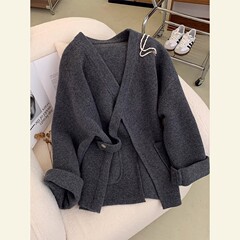 欧品の小衆のセーターの独特な冷淡な系のニットのコートの女性の高級感の小さい香風の今年は灰色のコートが流行します。