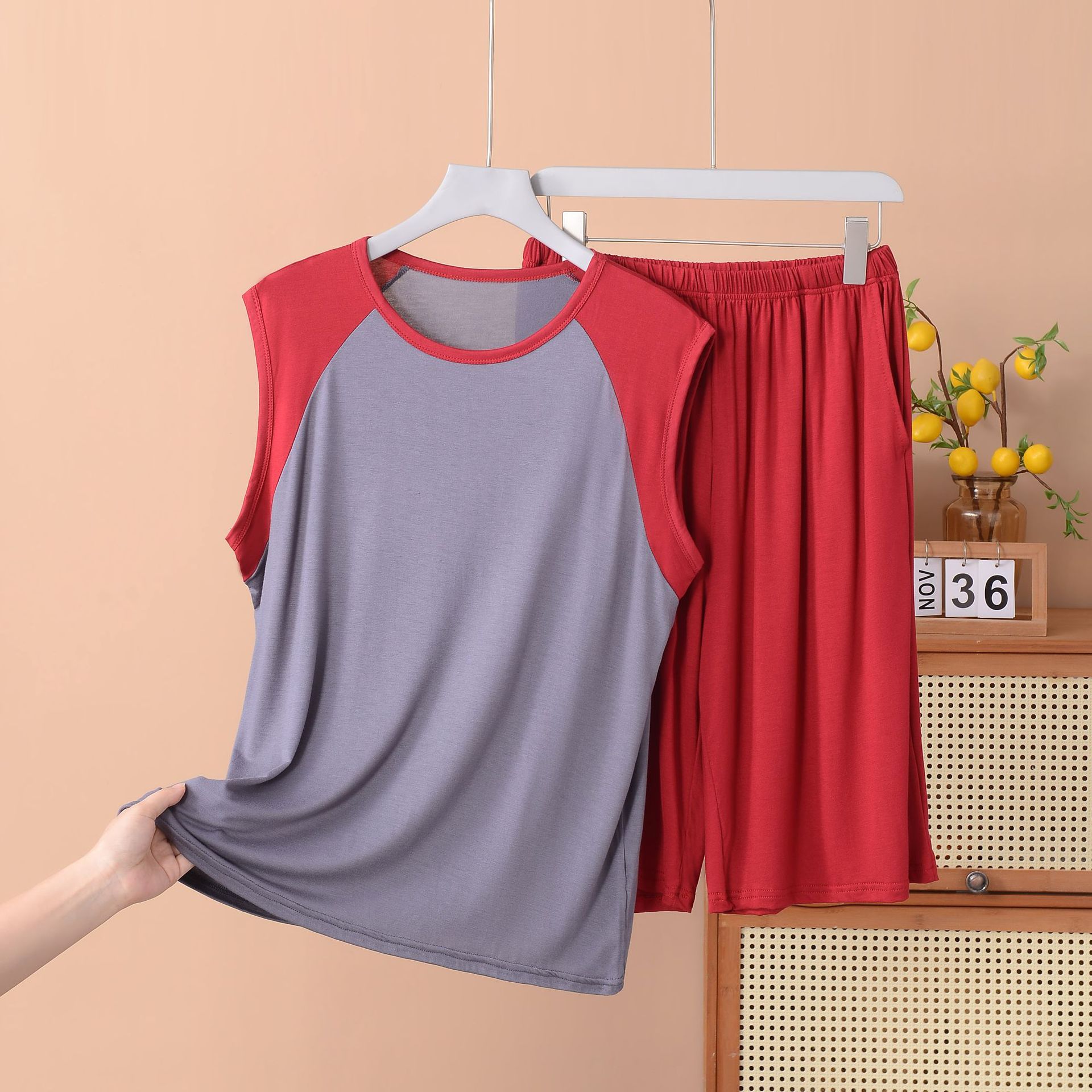 와인 레드가 가미된 아이언 그레이