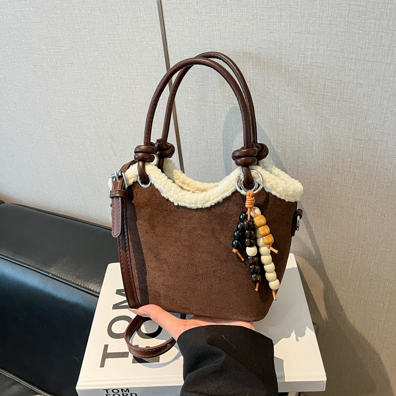 Otoño y invierno coreano bolso de terciopelo de seda mujer 2025 nueva moda versátil bolso de cubo de viaje mochila de hombro