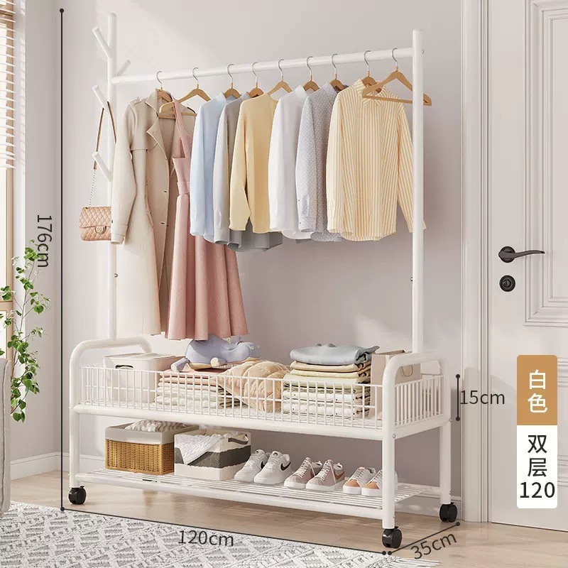 簡易ハンガーは床に折りたたみます。室内のベランダの寝室に服を掛けます。|undefined