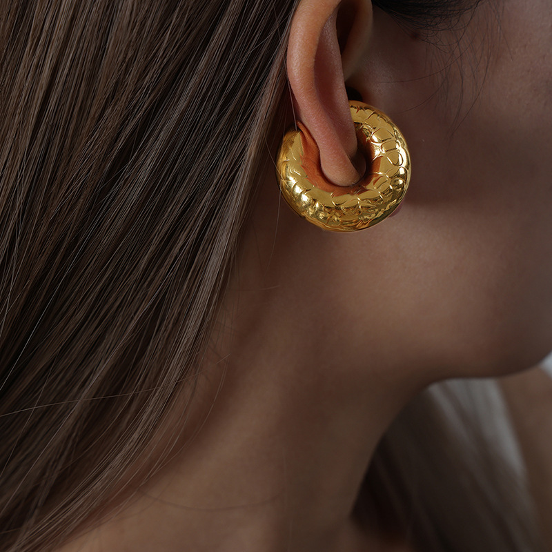 Elegant retro with a forged pattern design ear clips stainless steel