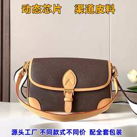 广州高版新款m 女包包女士单肩包法棍包邮差包白三彩贝壳化妆包