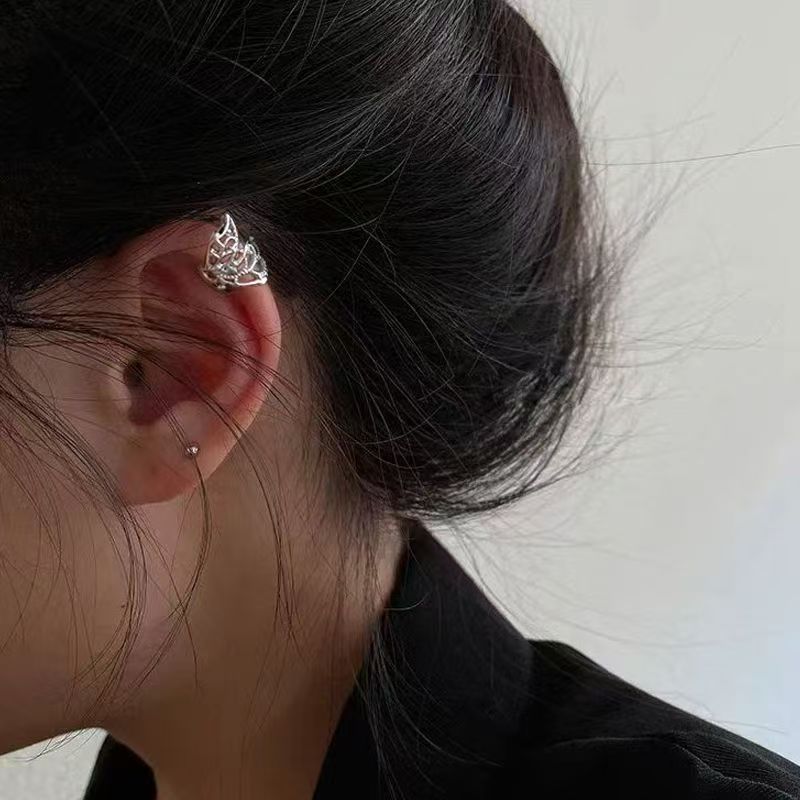 Retro hollowed-out U-shaped ear clips, butterfly design, fashionable, understated luxury, niche, versatile earrings