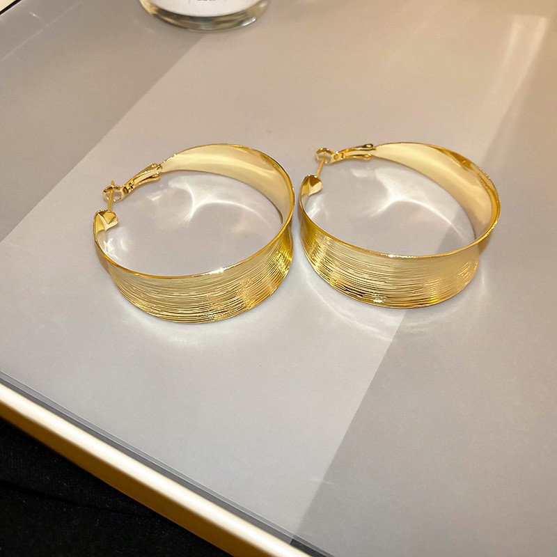 Pendientes de metal transfronterizos de otoño e invierno con aguja de plata, pendientes, pendientes de viento frío de moda de nicho, pendientes de lujo de alta gama de luz de todo fósforo