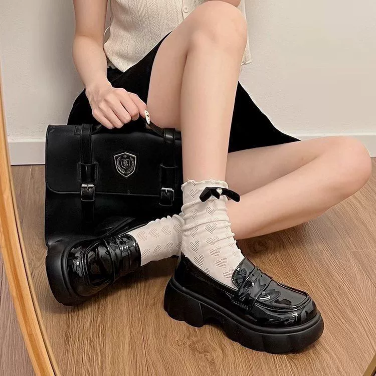 Британские ветры черные осенние маленькие кожаные туфли женские 2025 новые дикие педали ретро с толстым дном