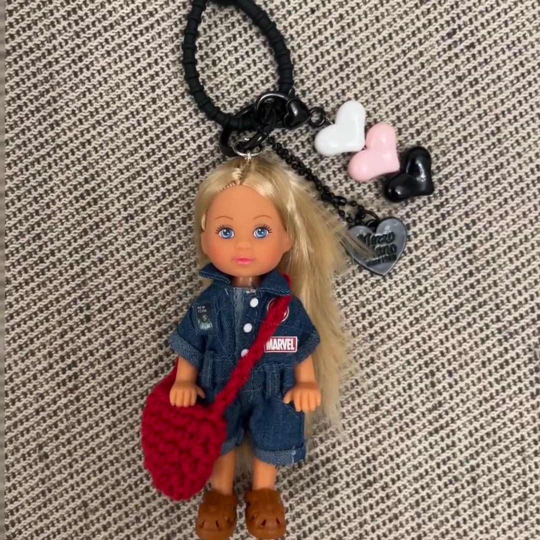 파란색 점프수트 빨간색 가방 인형 펜던트