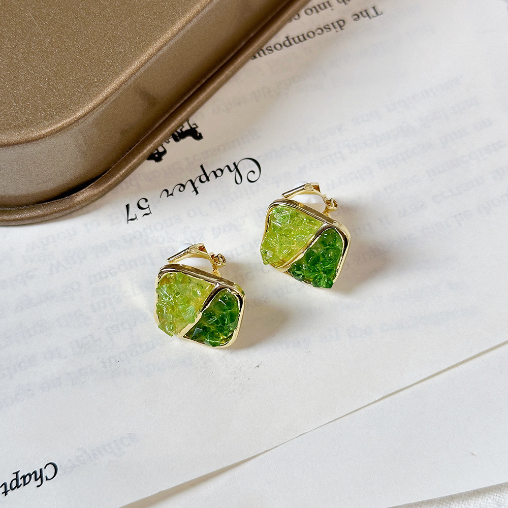 Versión coreana del clip para la oreja sin orejas de la celebridad de Internet clip para la oreja triangular con incrustaciones de diamantes de alta calidad Pendientes de Yiwu de temperamento simple femenino al por mayor