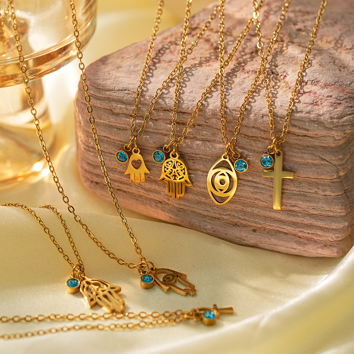 Joyería Al Por Mayor Estilo Clásico Estilo IG Cruzar Palma Ojo Acero Inoxidable 304 Diamantes De Imitación Enchapado Collares De Acero Inoxidable display picture 1